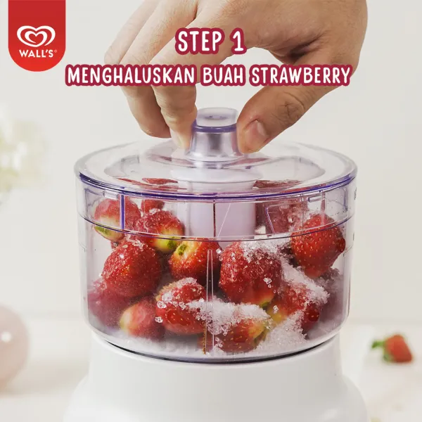 Masukkan strawberry dan gula halus, blender hingga tekstur agak sedikit halus.