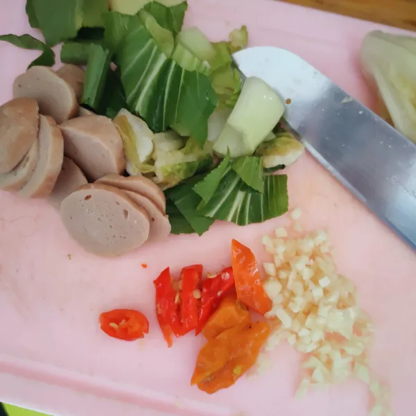 Potong bakso sapi, pakcoy, cabai, dan cincang bawang putih.