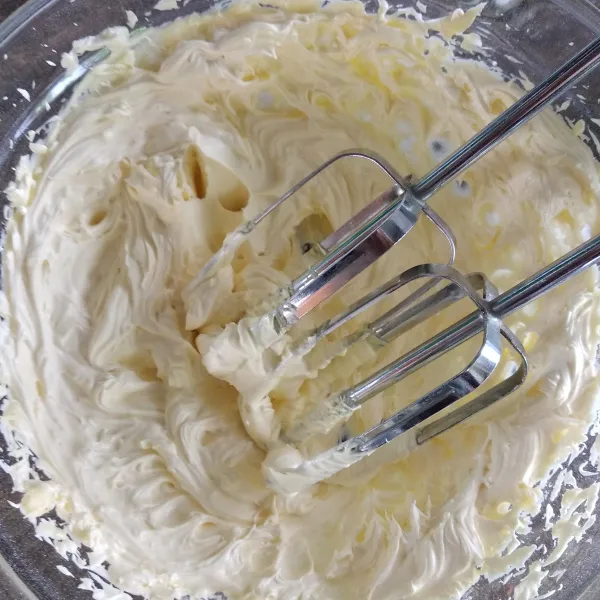 mixer butter  dengan gula hingga pucat