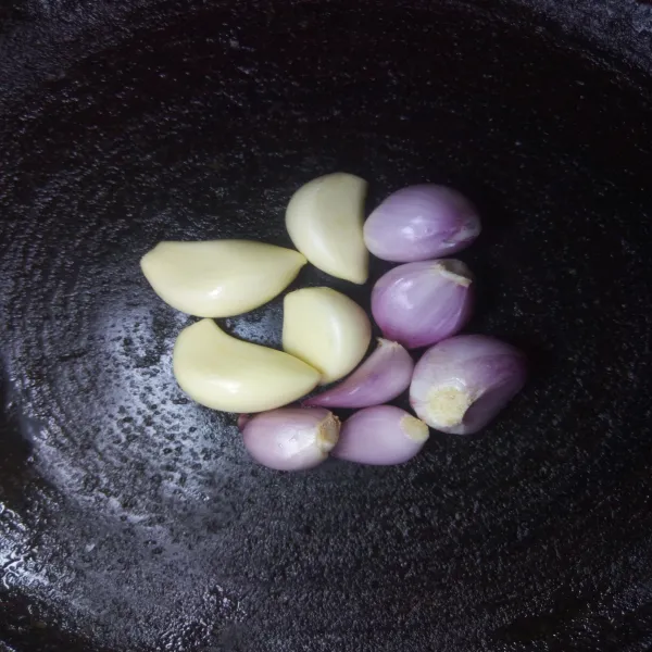 Siapkan bumbu bawang merah & bawang putih, haluskan.