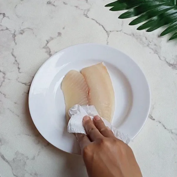 Keringkan ikan dengan tisu dapur