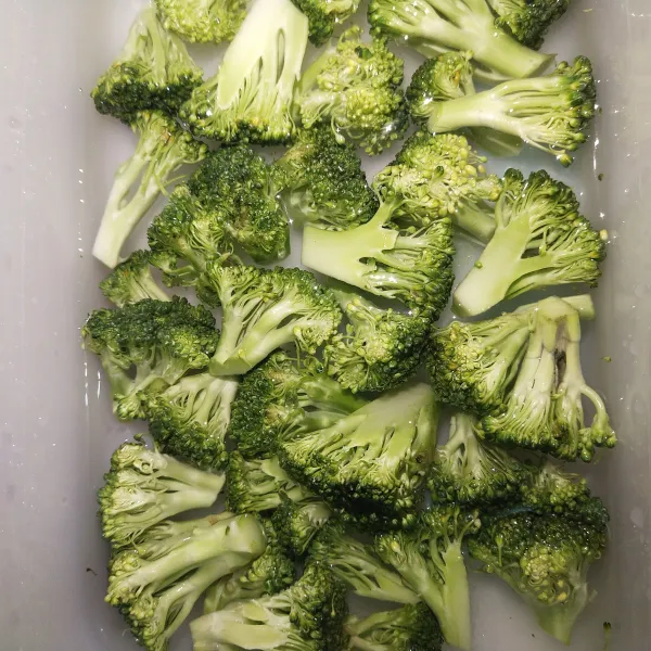 Langkah yang pertama, cuci bersih brokoli dan potong-potong. Lalu rendam dengan air garam, lalu diamkan selama 20 menit.