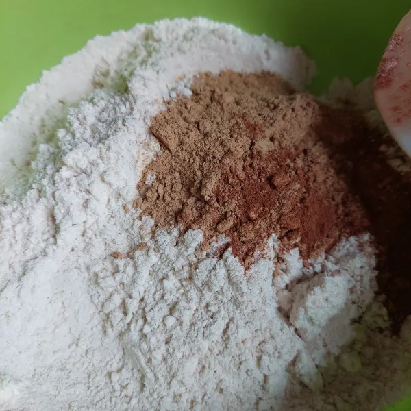 Campur tepung, sagu, bubuk kayu manis, jahe bubuk, dan bumbu spekoek hingga rata.