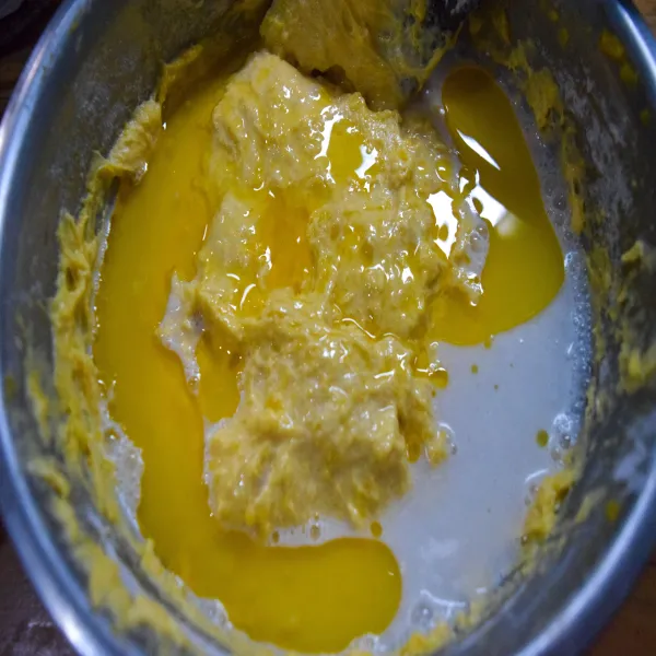 Masukkan Tepung terigu, telur, santan yang sudah dingin dan mentega cair ke dalam labu kuning. Aduk sampai merata dan tidak ada yang bergerindil.