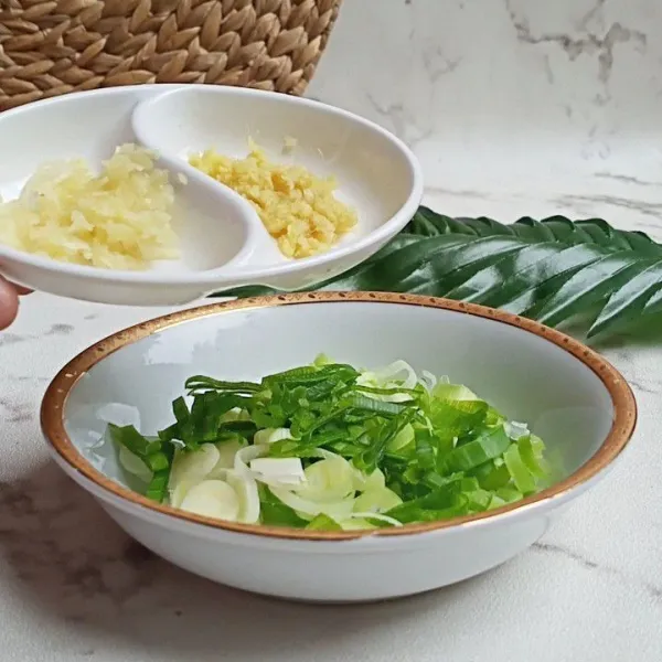 Campurkan daun bawang, bawang putih dan jahe