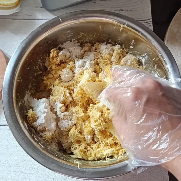 Masukan bumbu halus kedalam kelapa, tambahkan tepung beras (tambahkan dr takaran jika perlu) sampai kelapa menyatu/ bisa dikepal.