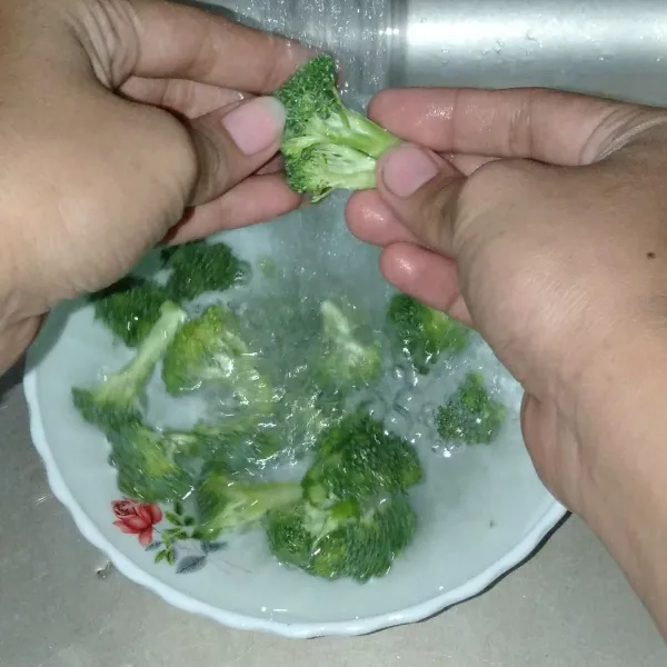 Cuci bersih dengan air mengalir secara perlahan dan sambil di bersihkan.