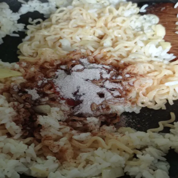 tambahkan mie serta bumbu mie, aduk rata