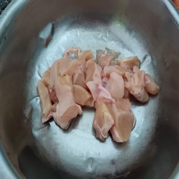 Potong kecil-kecil ayam fillet, cuci hingga bersih, sisihkan.