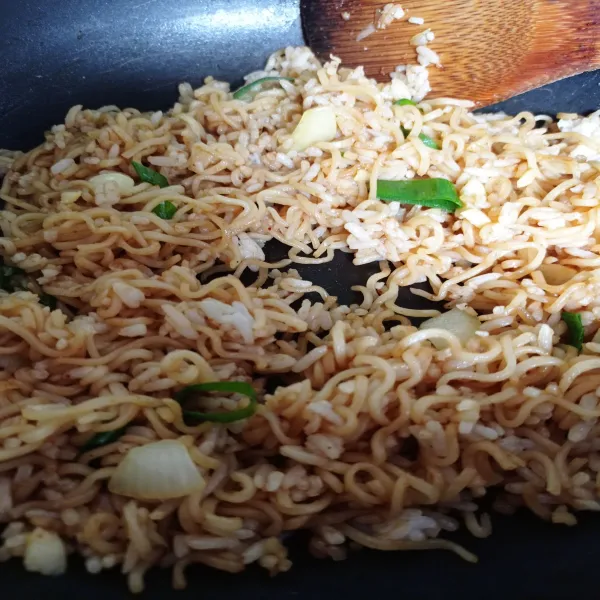 tambahkan daun bawang, aduk rata, lalu tes dan koreksi rasa, matikan kompor, angkat dan sajikan bersama telur ceplok