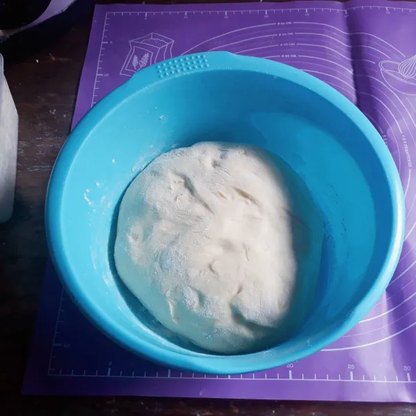 Tambahkan margarin dan garam, uleni dengan mixer spiral hingga kalis. Bulatkan adonan, tutup dengan plastik wrap, diamkan selama 1 jam hingga mengembang.