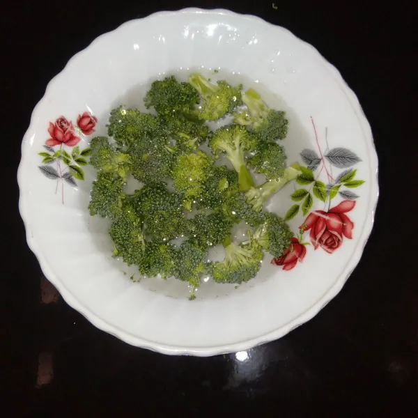 Rendam brokoli selama 10 menit agar ulat dan kotoran yang menempel hilang dengan mudah.