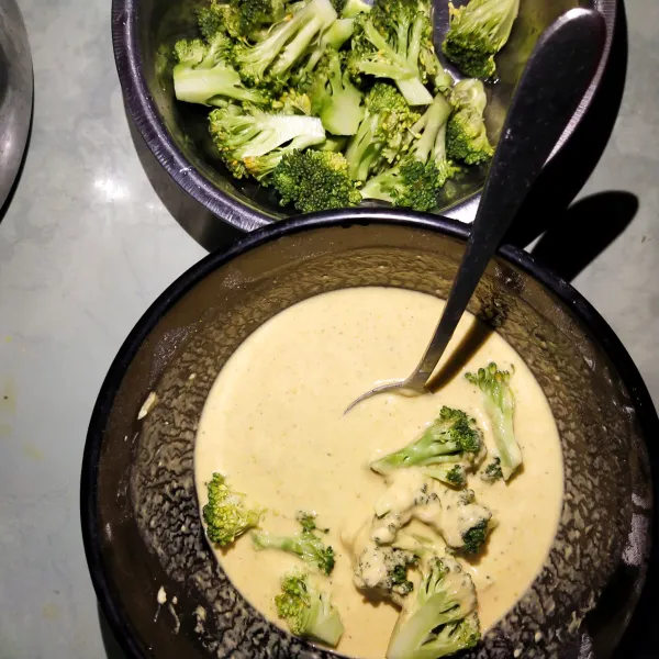 Kemudian lumuri brokoli dengan telur dan masukkan ke dalam adonan tepung, aduk sampai rata.