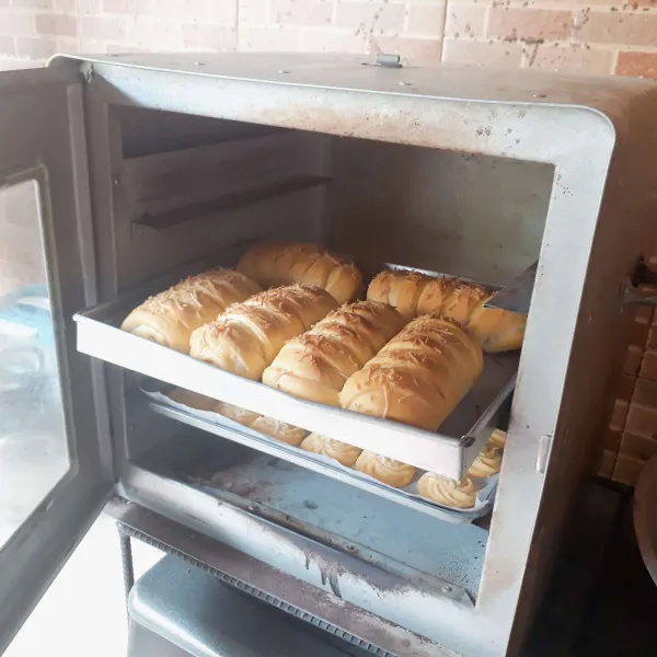 Oven dengan api sedang hingga matang.