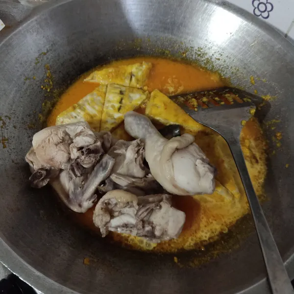 Lalu masukkan ayam dan aduk rata, tambahkan air.