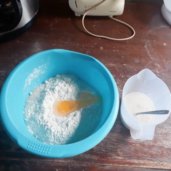Campur ragi dan susu uht, aduk rata, diamkan 10 menit hingga berbusa. Campur terigu, gula dan telur.