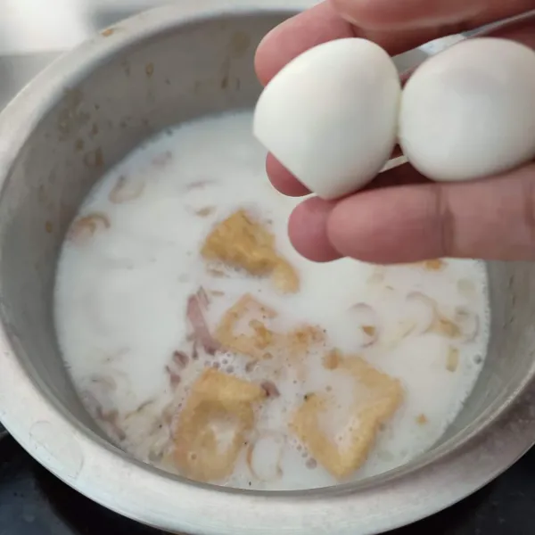 Masukkan tahu dan telur puyuh, masak sampai mendidih.