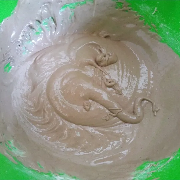 Selanjutnya masukkan minyak goreng, lalu aduk rata kembali.