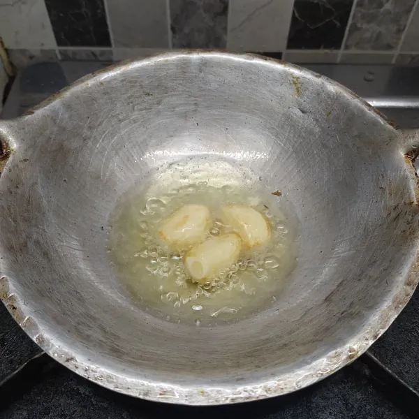 Goreng bawang putih sampai layu. Angkat sisihkan.