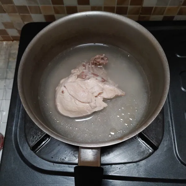 Rebus dada ayam hingga matang dan empuk.