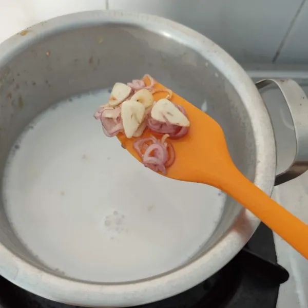Rebus santan, masukkan tumisan bawang, lalu aduk rata.