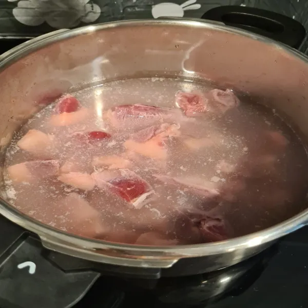 Potong-potong daging lalu rebus hingga empuk sekitar 30 menit, jangan buang airnya.