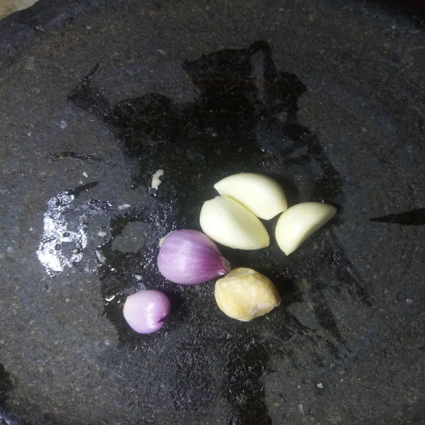 Siapkan bawang merah, bawang putih & kemiri, lalu haluskan (diuleg).
