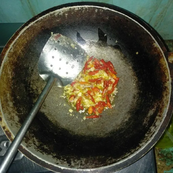 Panaskan minyak, masukkan bumbu halus dan cabai. Tumis hingga harum dan matang.