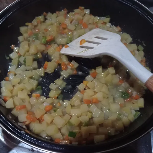 Terakhir masukkan irisan daun bawang, aduk rata dan cek rasa. Masak lagi sampai air menyusut, matikan api, pindahkan ke wadah, sisihkan.