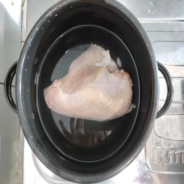 Rebus daging ayam hingga empuk, matikan api. Kemudian sisihkan air kaldunya sebanyak 150 ml untuk membuat sambal matah.