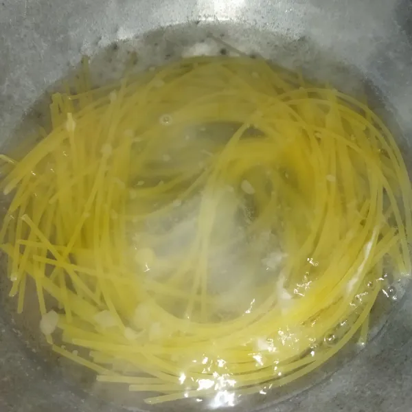 Masak air secukupnya hingga mendidih, lalu beri garam dan masukkan spagetti. Masak sekitar 10 menit, lalu angkat dan tiriskan.