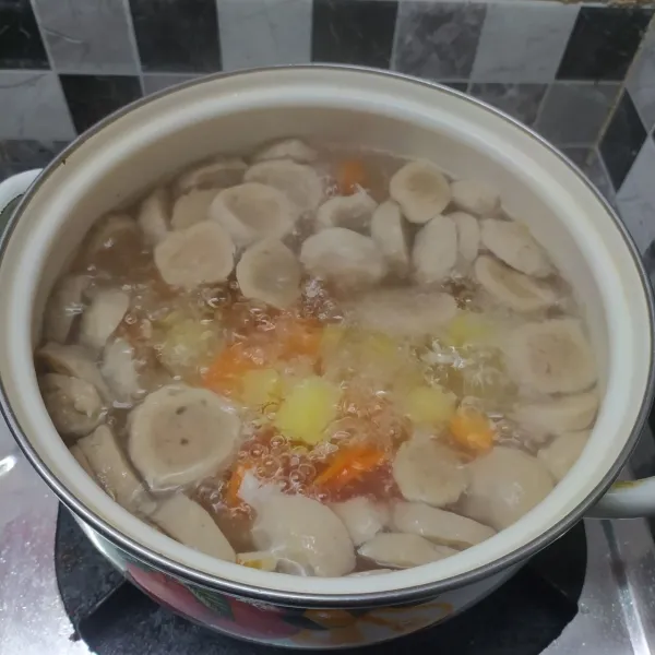 Geprek dan cincang bawang putih goreng. Masukkan cincangan bawang putih goreng dan bakso ke dalam rebusan sayur.