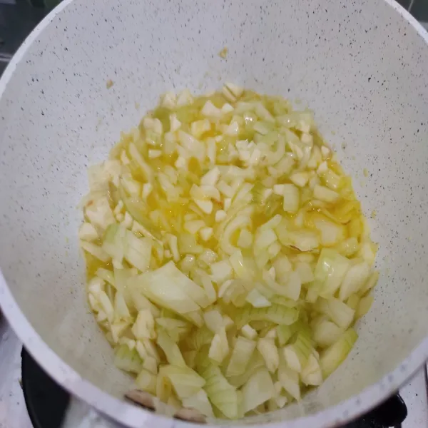 Tumis bawang bombay dan bawang putih dengan margarin.