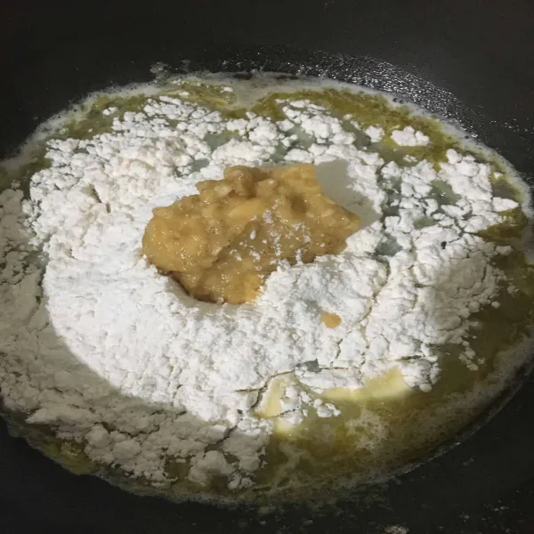 Setelah itu masukkan tepung terigu, garam dan pisang yang sudah dihaluskan, aduk cepat dan masak hingga adonan kalis lalu matikan kompor, diamkan sebentar.