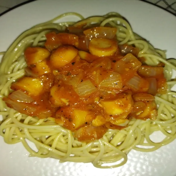 Penyajian : tata spageti di piring saji, lalu beri saus bolognese secukupnya.