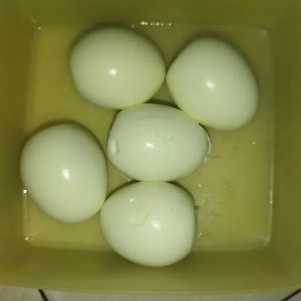 Lalu siapkan telur yang sudah direbus, lalu kupas.
