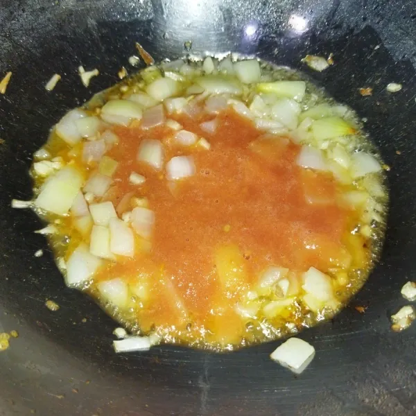 Lalu tumis bawang putih dan bawang bombay hingga harum, lalu masukkan jus tomat.