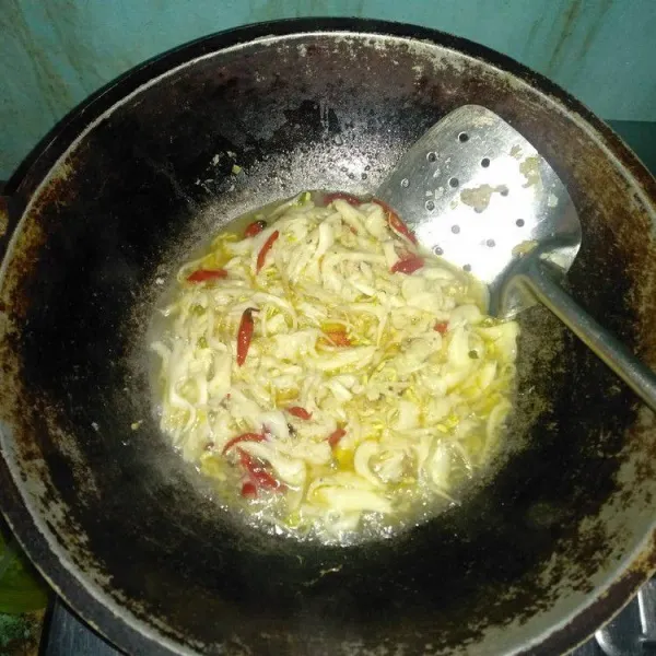 Masukkan Jamur dan touge yang sudah dicuci, tambahkan sedikit air, gula, garam, dan penyedap rasa. Masak hingga matang.