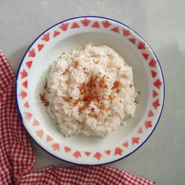 Sajikan dengan taburan bawang goreng.