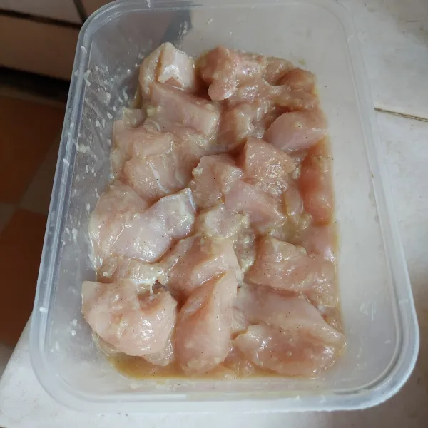 Baluri ayam kotak dengan bumbu marinasi hingga rata, biarkan semalaman.