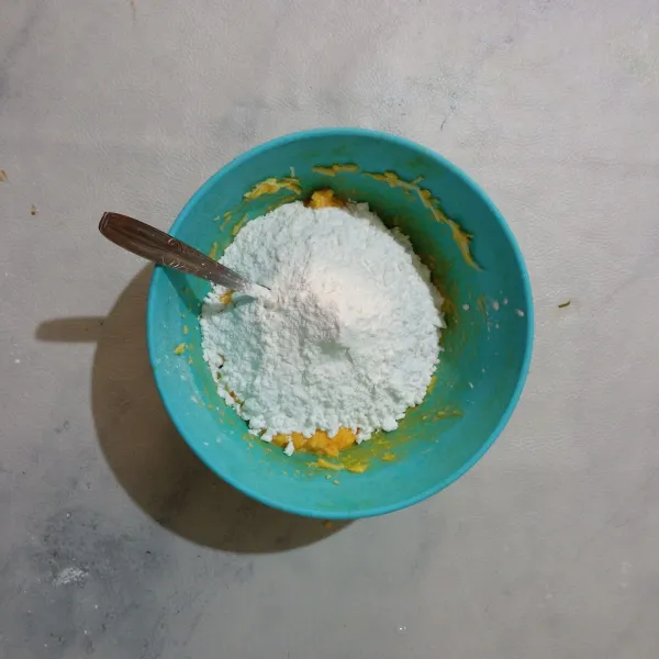 Masukkan tepung tapioka, lalu uleni hingga adonan dapat dibentuk.