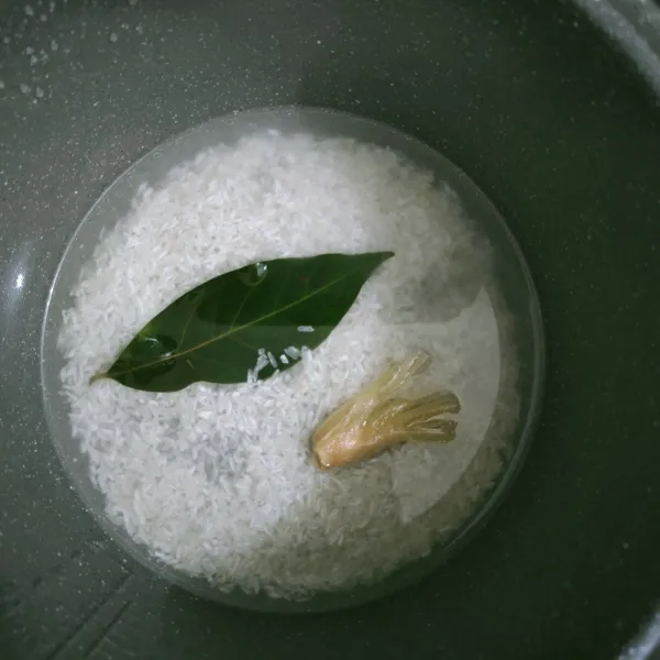 Tambahkan daun salam dan batang sereh yang sudah di geprek.