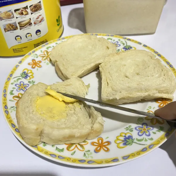 Oles roti dengan mentega, bolak-balik.