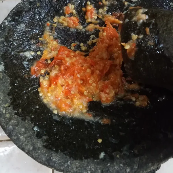 Haluskan dan beri garam, sajikan dengan sate.