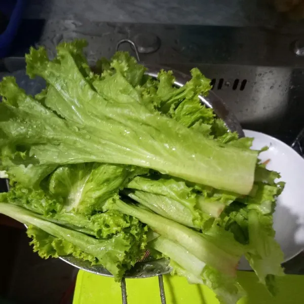 Bersihkan salada potong sesuai selera