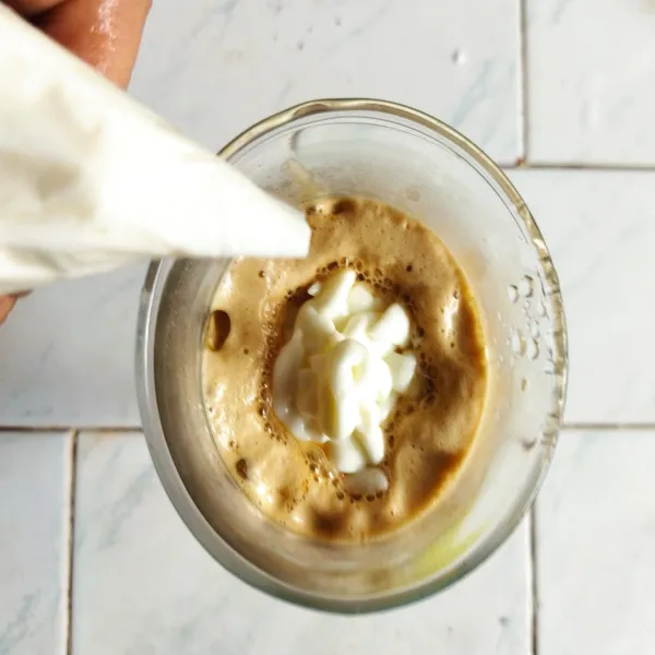 Tuang jus alpukat ke dalam gelas, kemudian tambahkan dalgona dan terakhir tambahkan whipped cream di atasnya. 
Sajikan dingin.