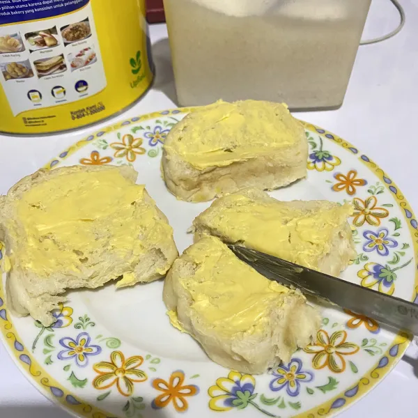 Setelah dioles mentega kemudian belah menjadi 2 bagian.