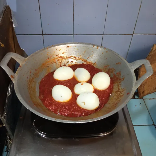 Masukkan telur rebus, masak hingga bumbu meresap.