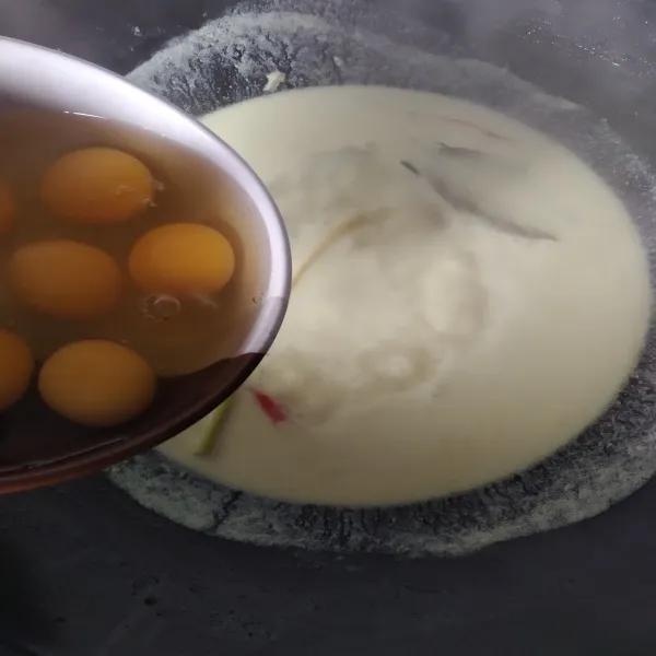 Masukkan 6 butir telur ayam dan jangan langsung diaduk agar telur tidak pecah.