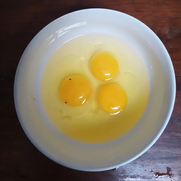 Pecahkan telur dalam bowl.